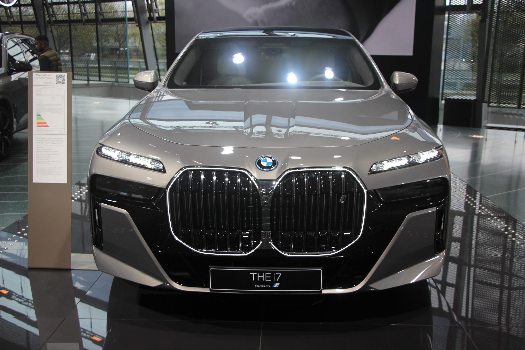 BMW i7, front view