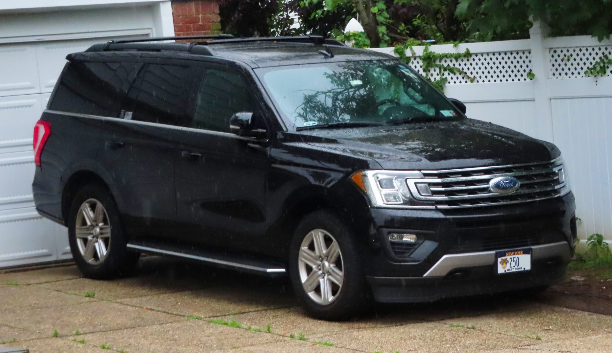 Ford Expedition, front view
