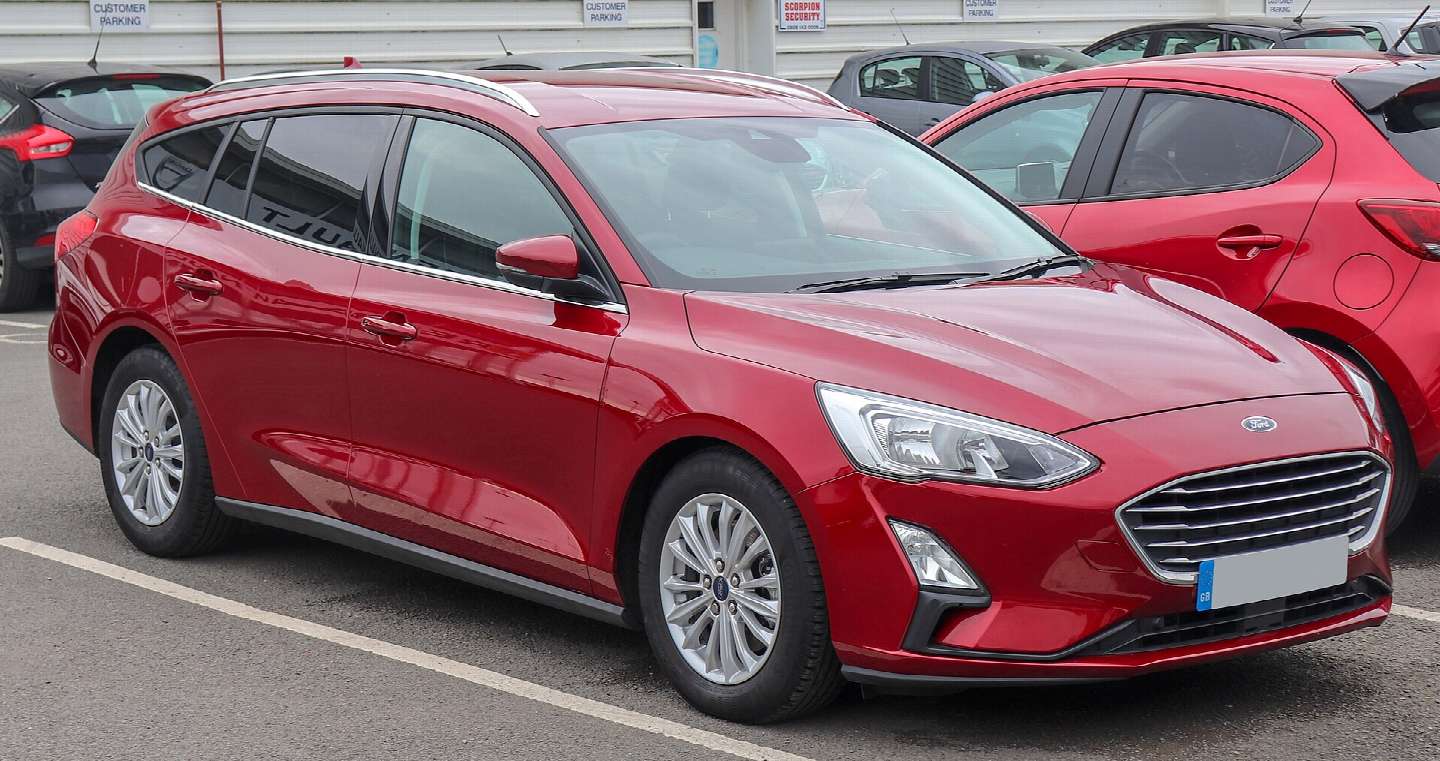 Ford Focus Titanium estate (fourth generation), front three-quarter view