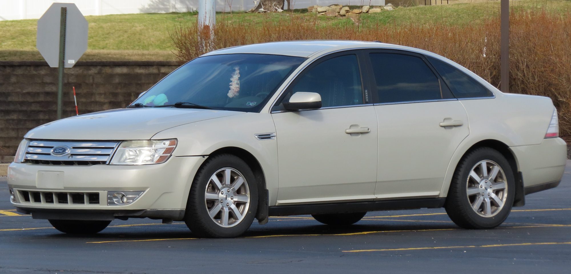 Ford Taurus, front view