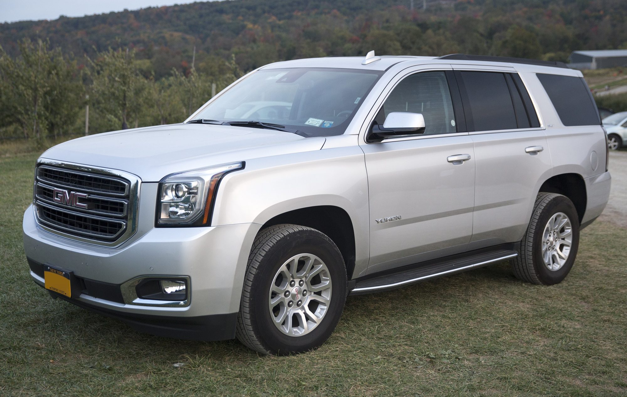 GMC Yukon SLT, front three-quarter view