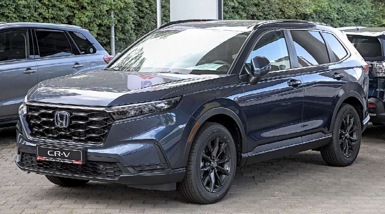 Honda CR-V hybrid (sixth generation), front three-quarter view