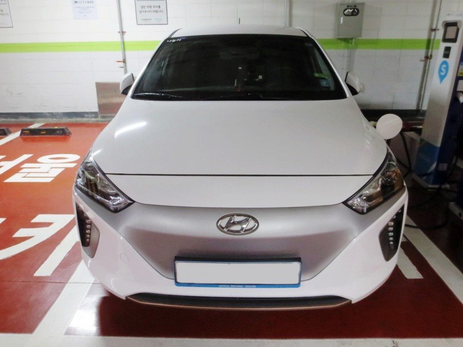 Hyundai Ioniq, front view