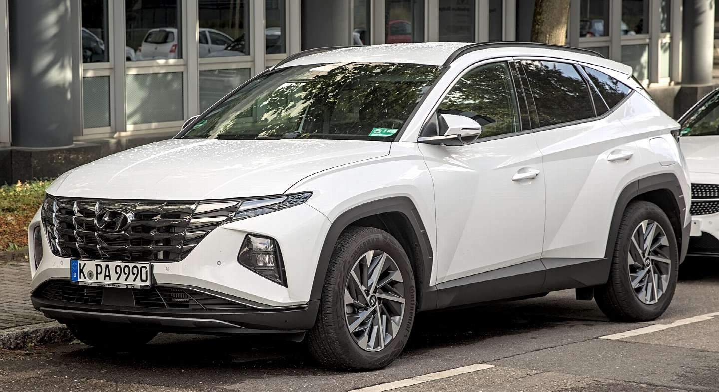 Hyundai Tucson (NX4), front three-quarter view
