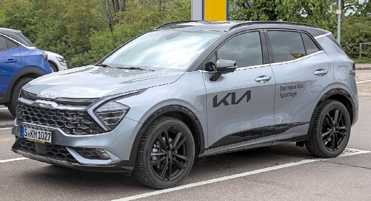 Kia Sportage (NQ5), front three-quarter view