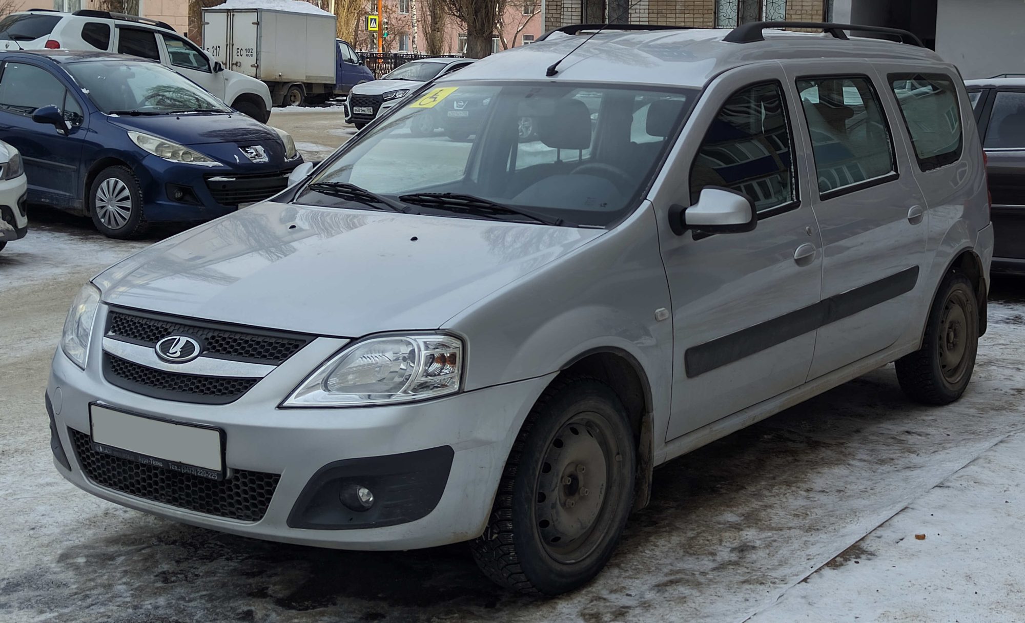 Lada Largus, front view