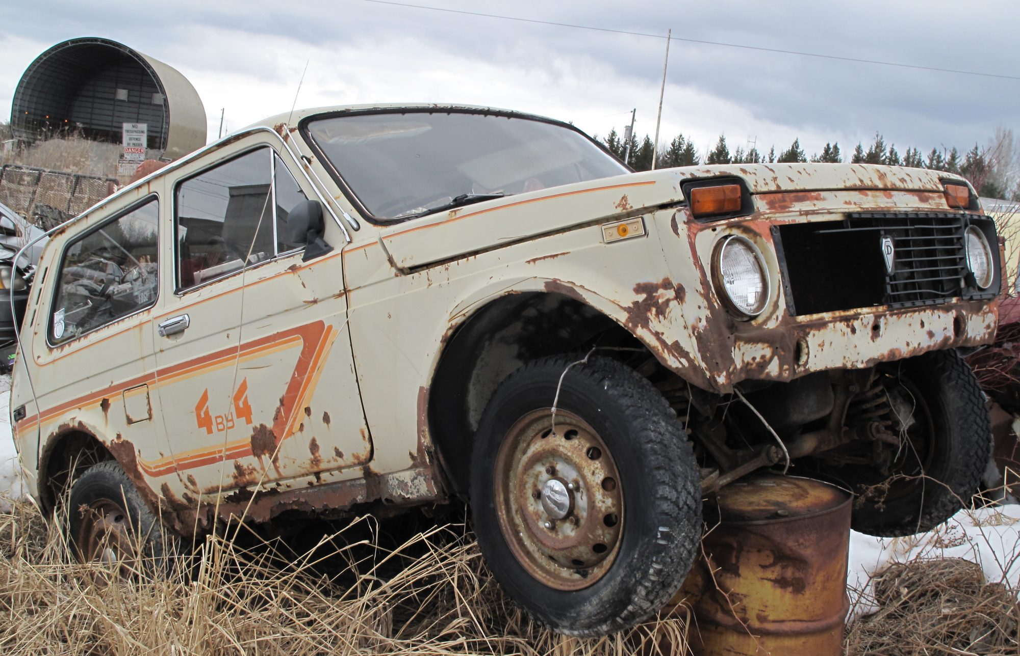 Lada Niva, front view