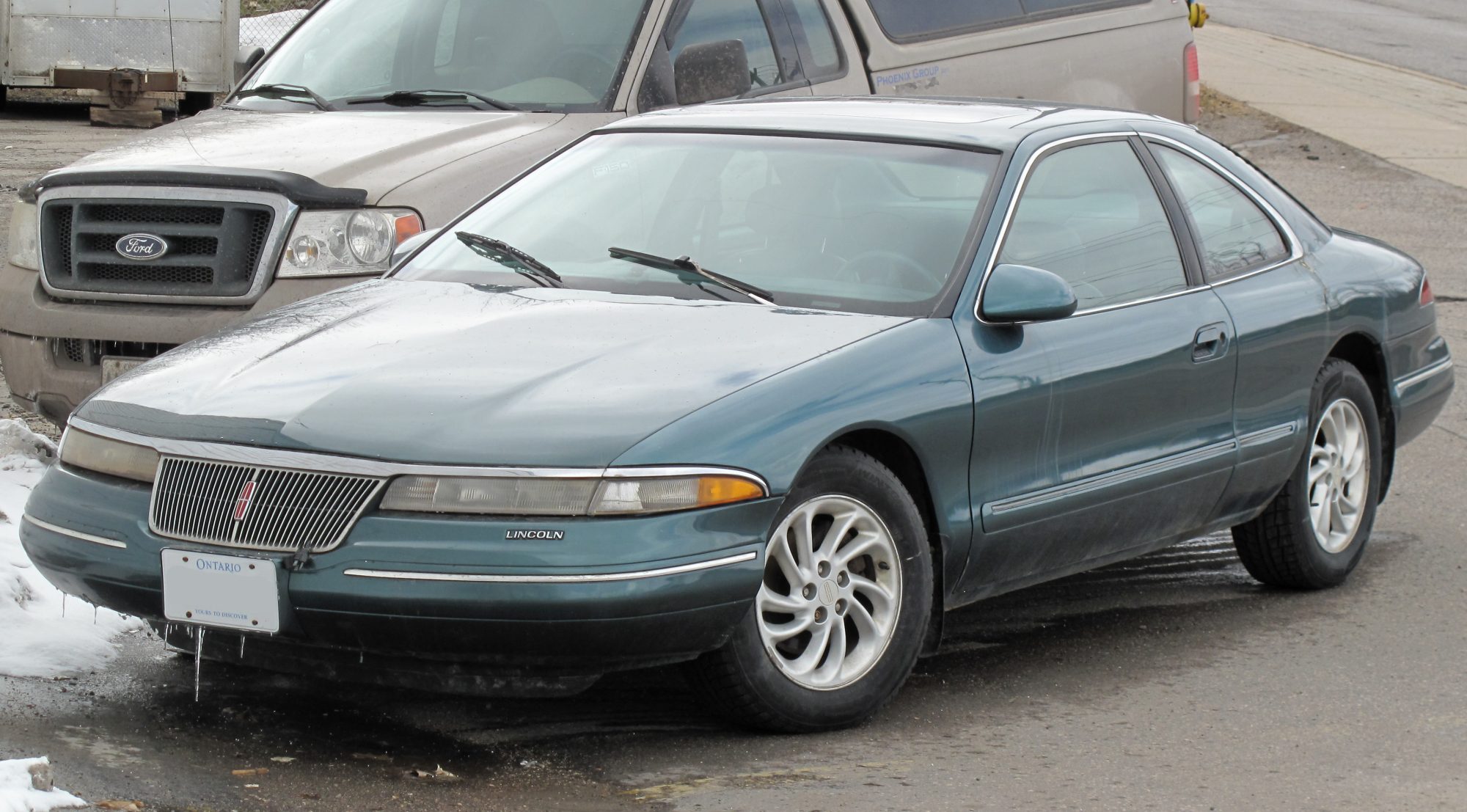 Lincoln Mark VIII, front view