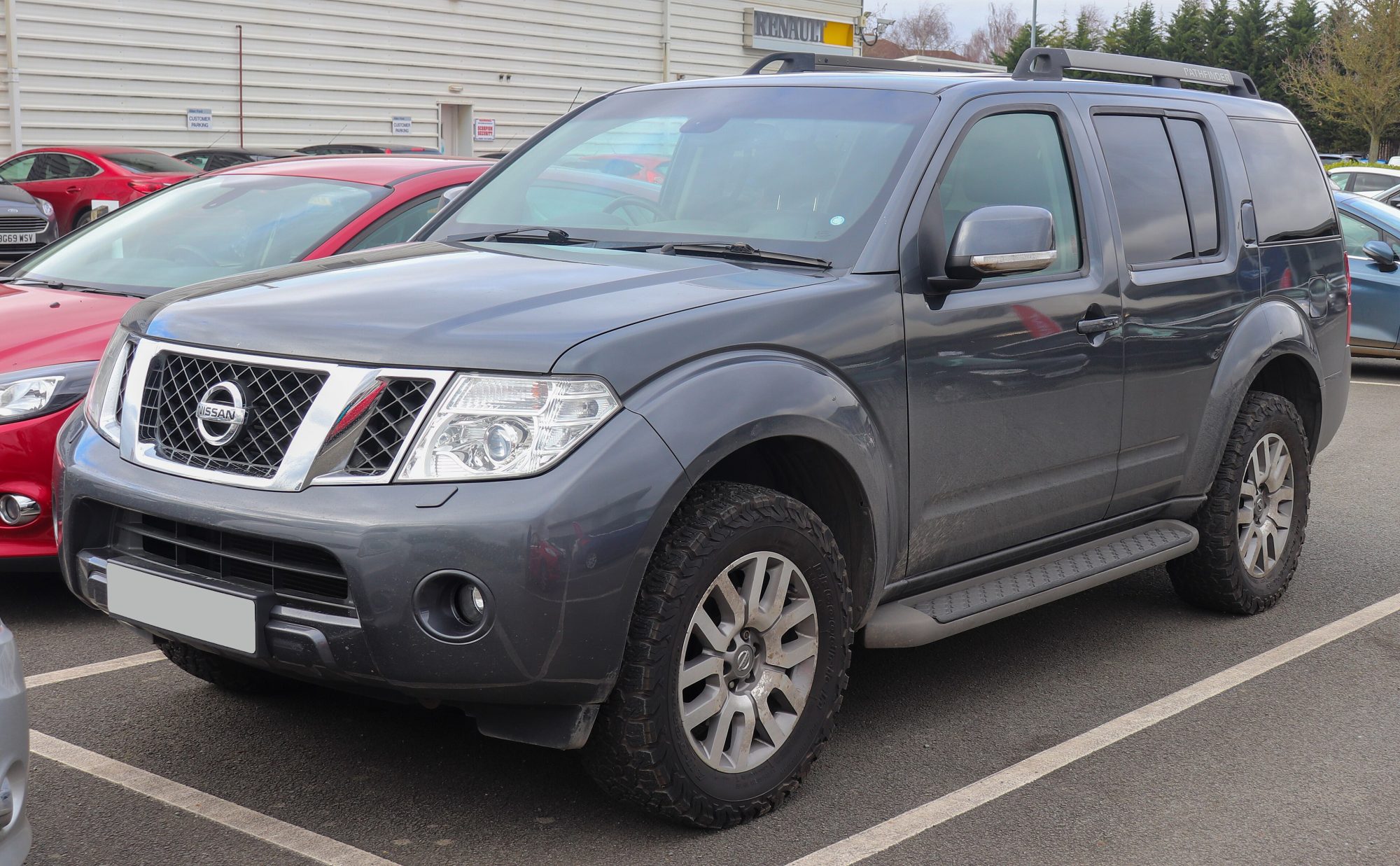 Nissan Pathfinder, front view