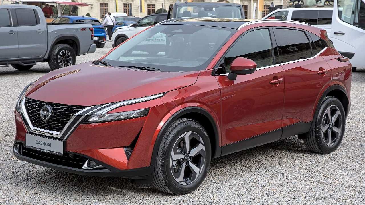 Nissan Qashqai (J12), front three-quarter view