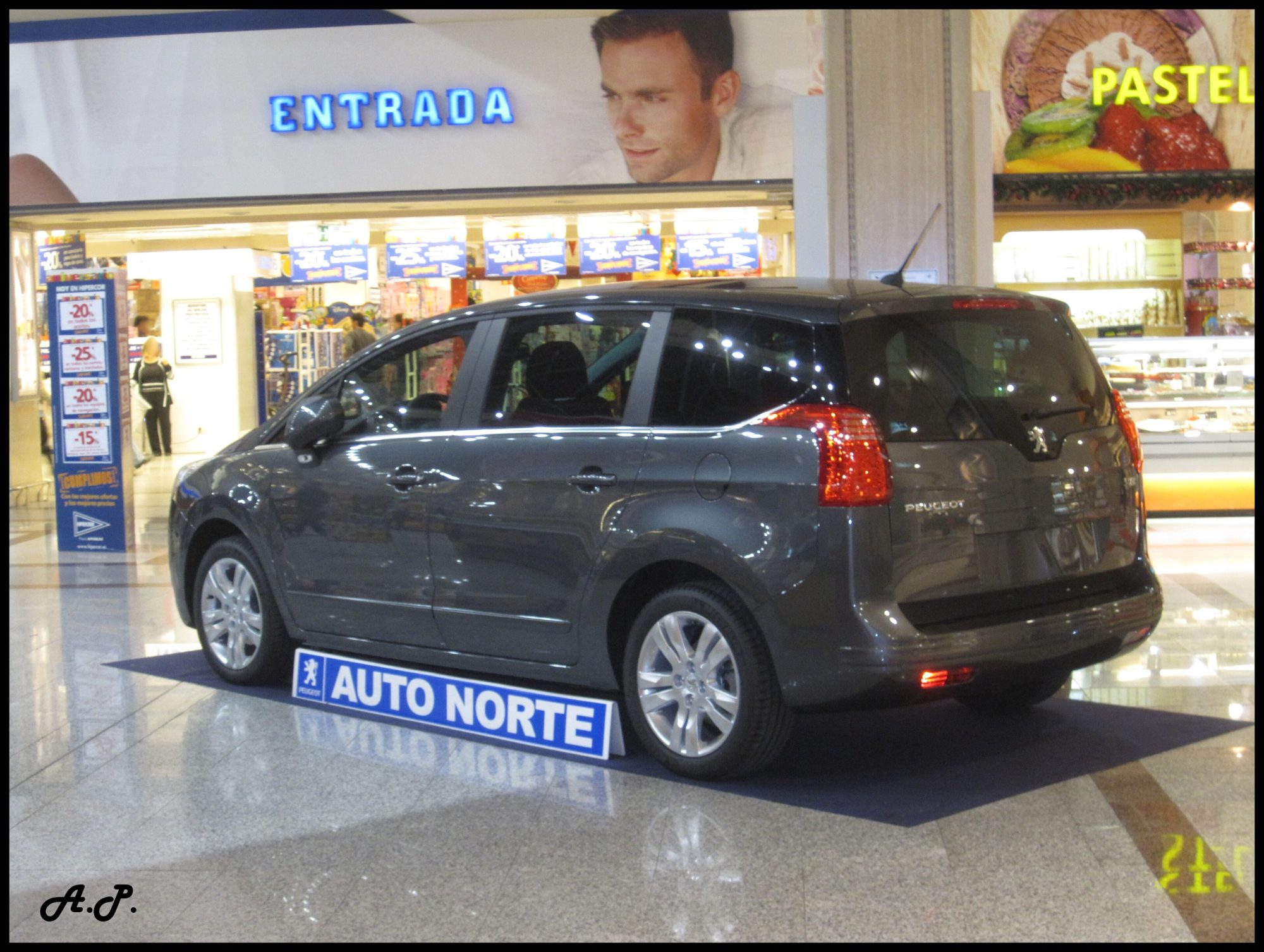 Peugeot 5008, side view