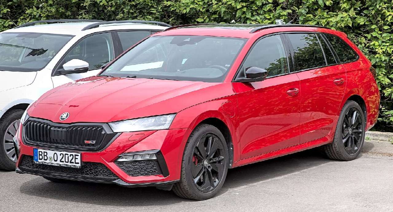 Škoda Octavia RS estate (fourth generation), front three-quarter view