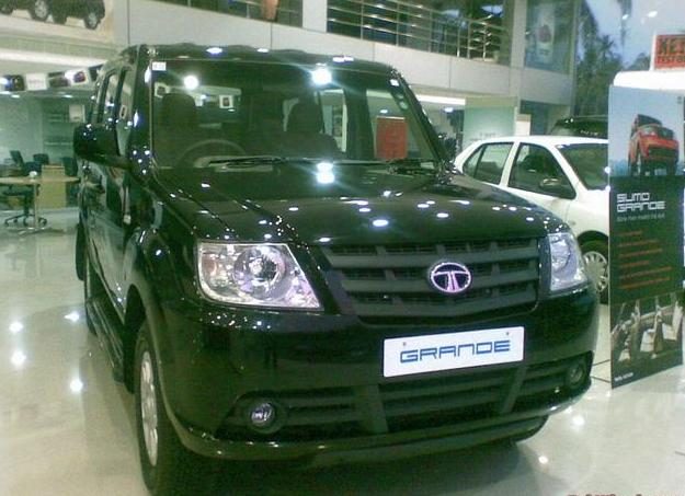 Tata Sumo Grande, front three-quarter view
