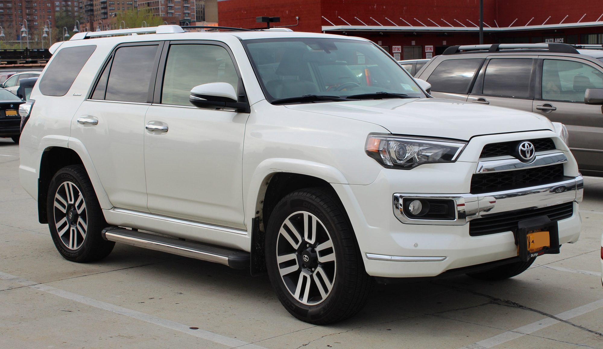 Toyota 4Runner, front view