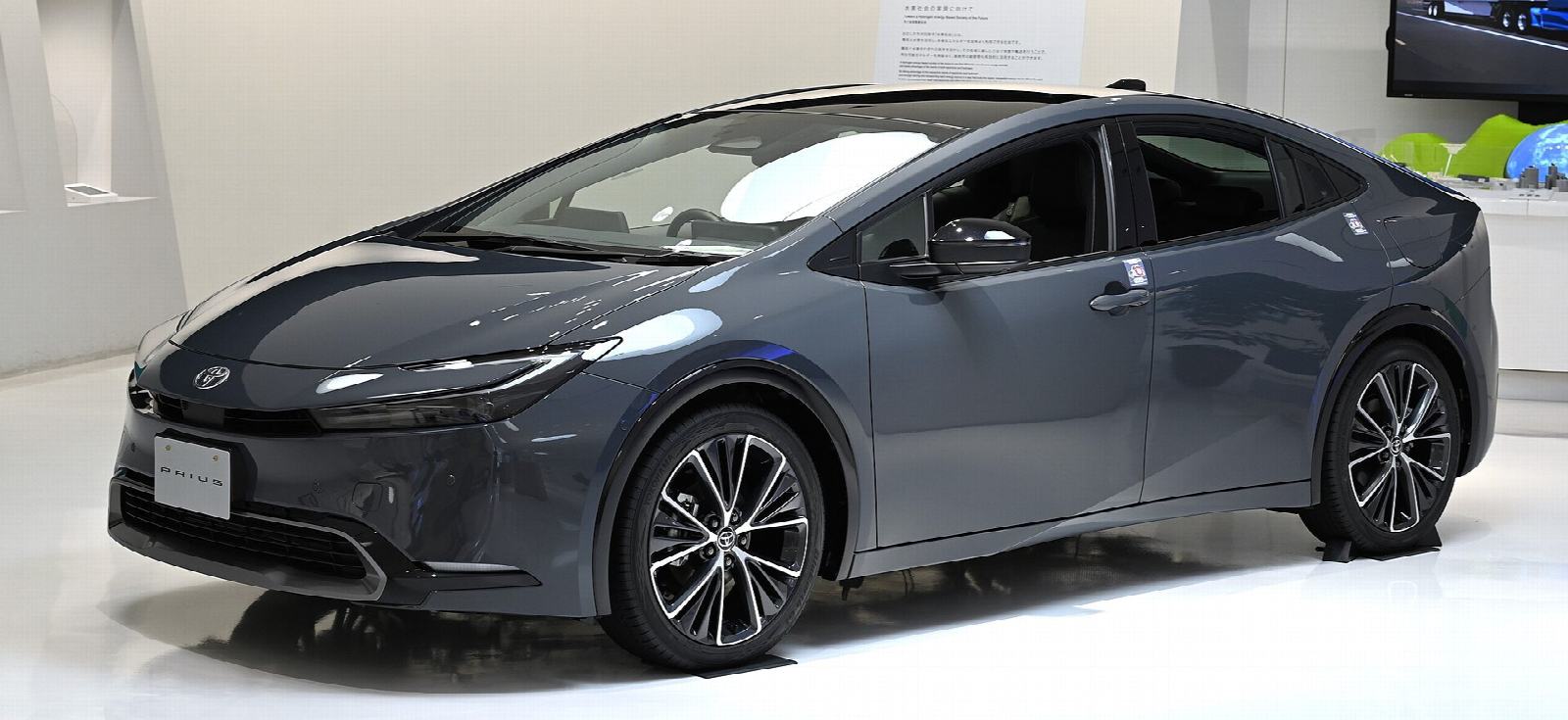 Toyota Prius (XW60), front three-quarter view
