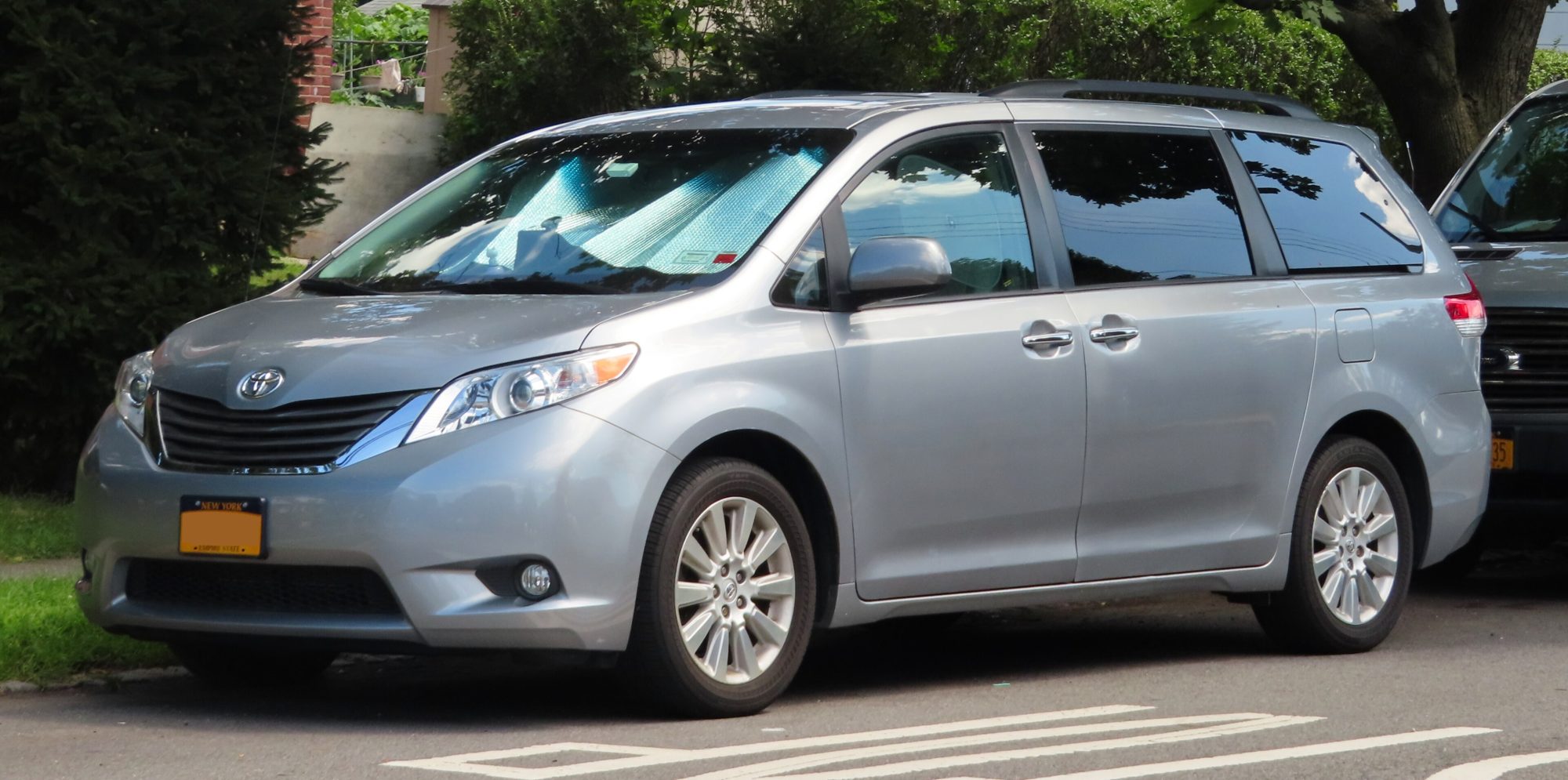 Toyota Sienna, front view