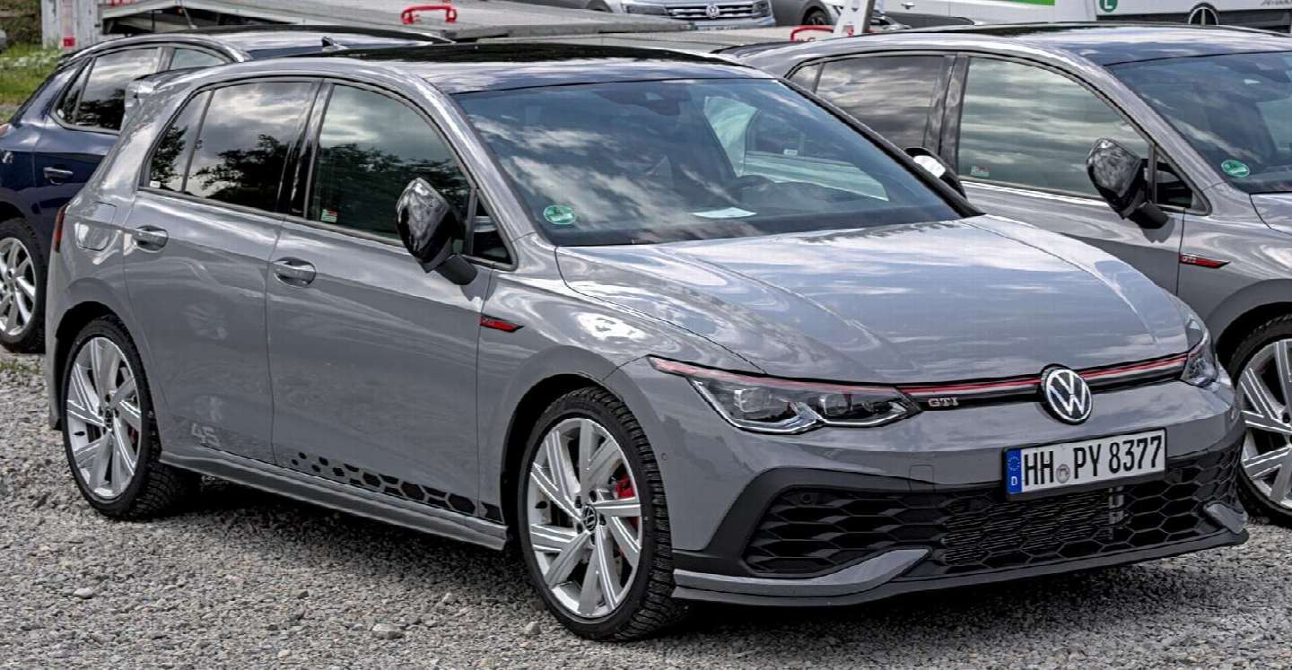 Volkswagen Golf VIII (Mk8) GTI Clubsport, front three-quarter view