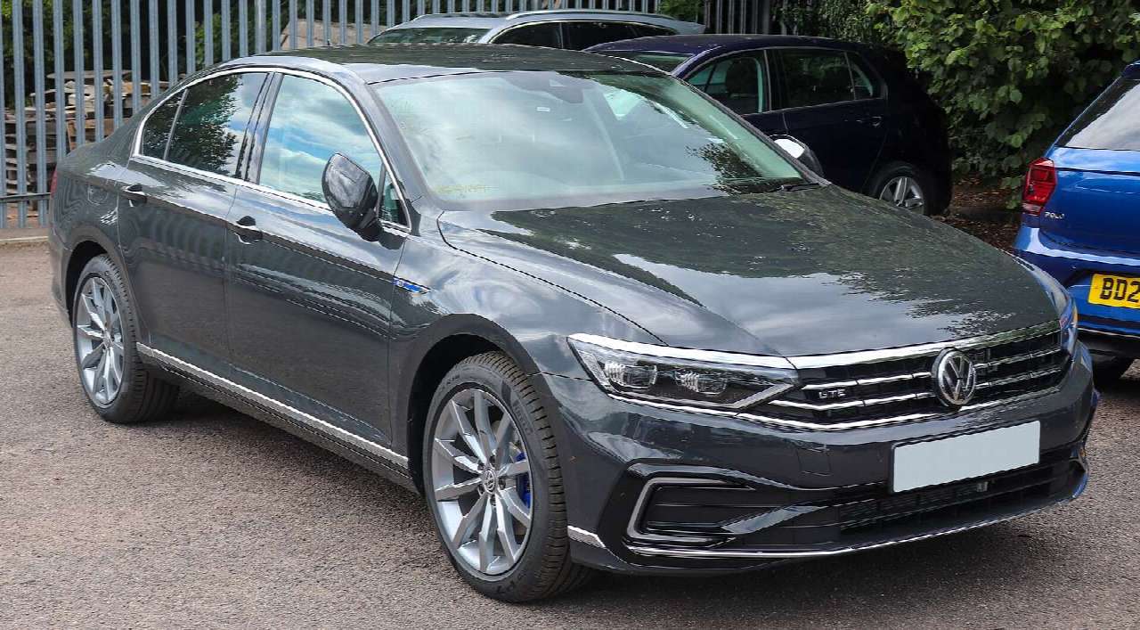 Volkswagen Passat GTE (B8 facelift), front three-quarter view